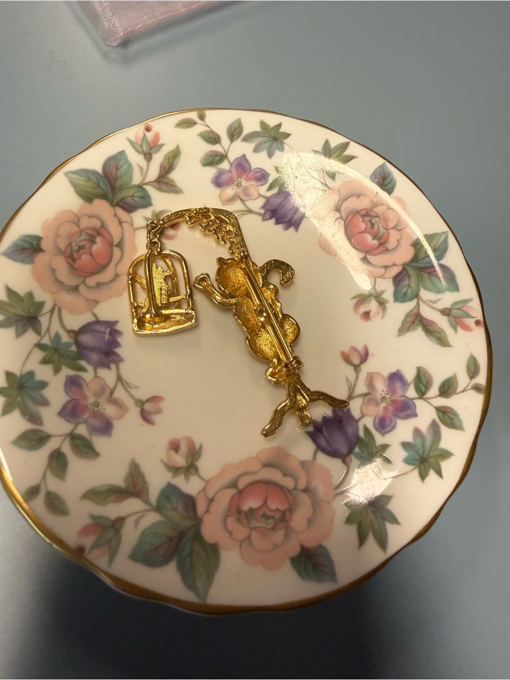 VintageJJ Gold Tone Kitty Cat On Bird Cage Pole Brooch Pin 2.5" - Picture 2 of 4